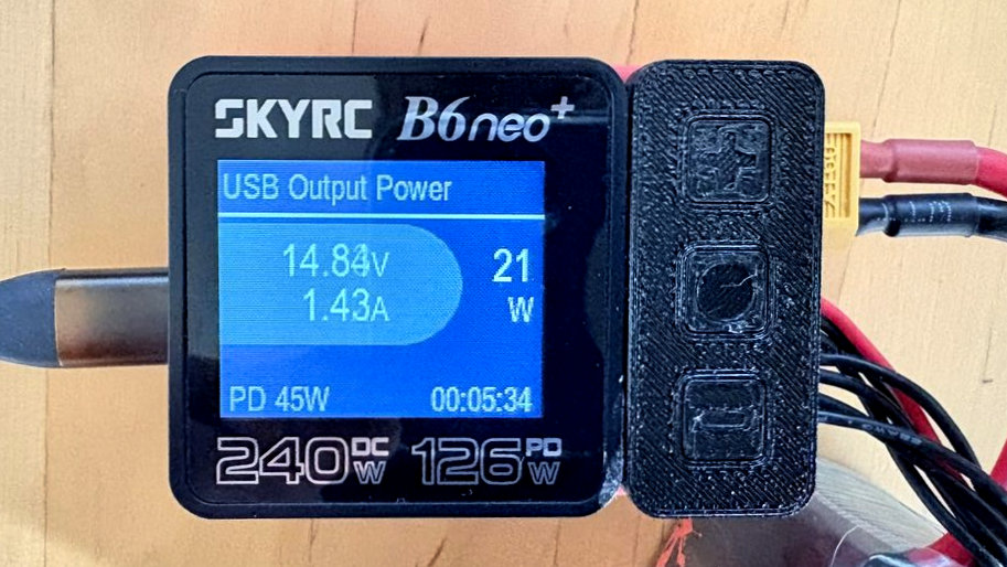 SkyRC B6neo+ - connected to a 6S LiPo and USB-C